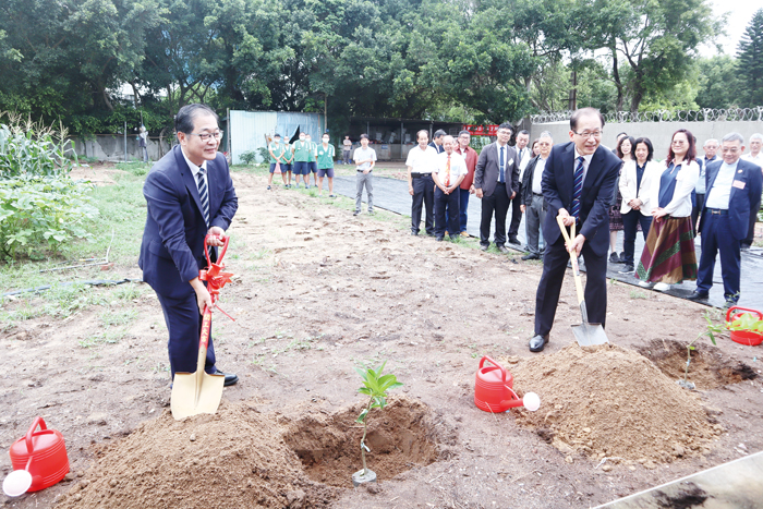 「鼎金網室農作暨第二期室內配線丙級技術士技職訓練班開訓典禮」於金門監獄舉行,法務部長鄭銘謙特別跨海親臨指導。(福建更生保護會提供)
