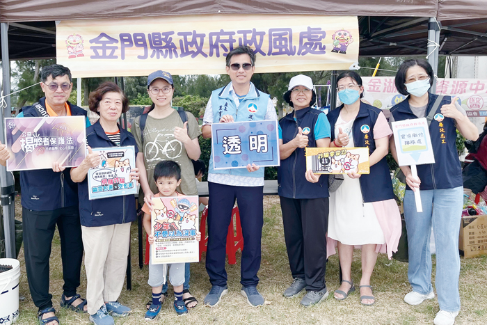 縣府政風處結合「2025金湖花蛤季」主題日活動,攜手廉政志工於金湖82據點舉辦反貪倡廉及防詐宣導。(縣府政風處提供)