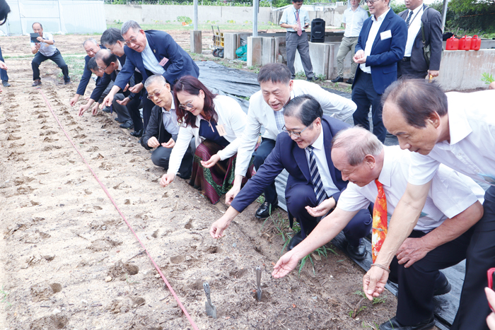 「鼎金網室農作暨第二期室內配線丙級技術士技職訓練班開訓典禮」於金門監獄舉行,法務部長鄭銘謙特別跨海親臨指導。(福建更生保護會提供)