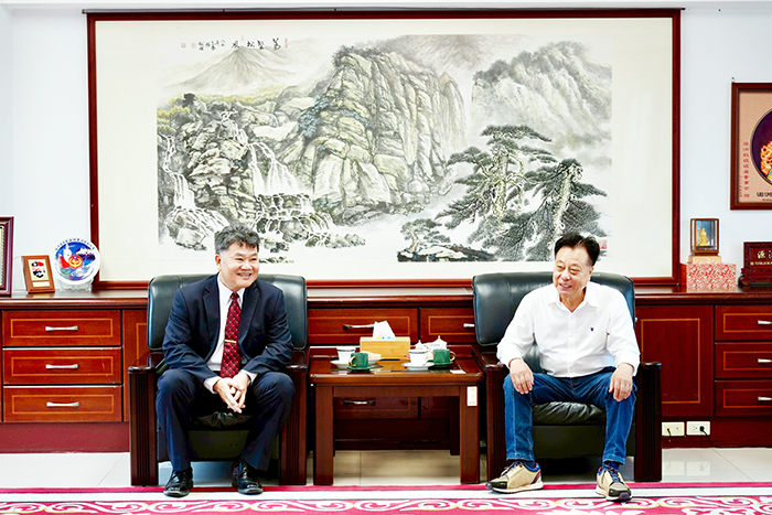 審計部福建省金門縣審計室新任主任吳惟裕(左)拜會議長洪允典(右)。(議會提供)