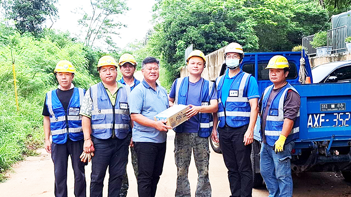 金門地區連日豪雨不斷,多處地區嚴重積水。金寧鄉公所清潔隊持續展開清淤搶通作業,而金寧鄉長楊忠俊亦親自前往受災地點勘查並慰問清潔隊同仁。(蔡麗玉攝)