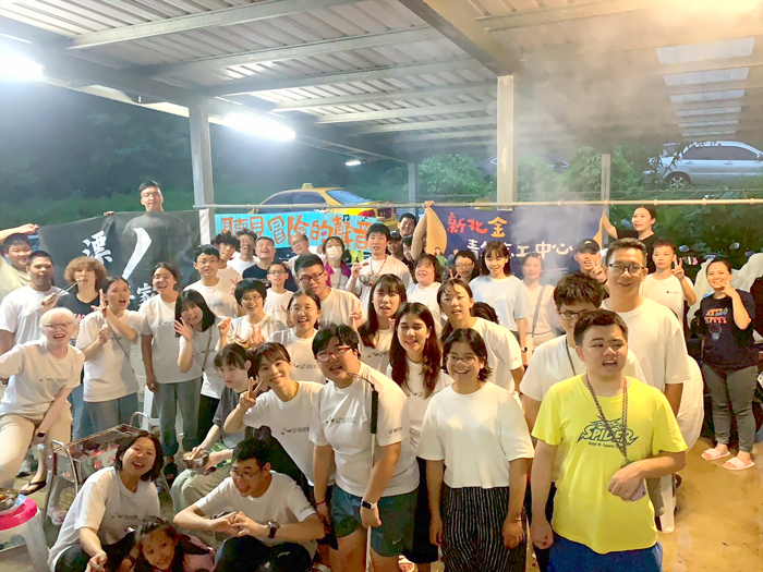 社團法人臺灣漂泊少年靠岸協會與新北金青年志工中心共同舉辦了一場溫馨且具意義的戶外烤肉活動。(漂泊少年靠岸協會提供)