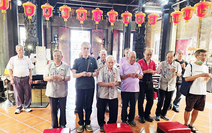 消防局長呂英華與浯島城隍廟主委楊耀芸等一行人感謝嘉義市城隍廟。（消防局提供）