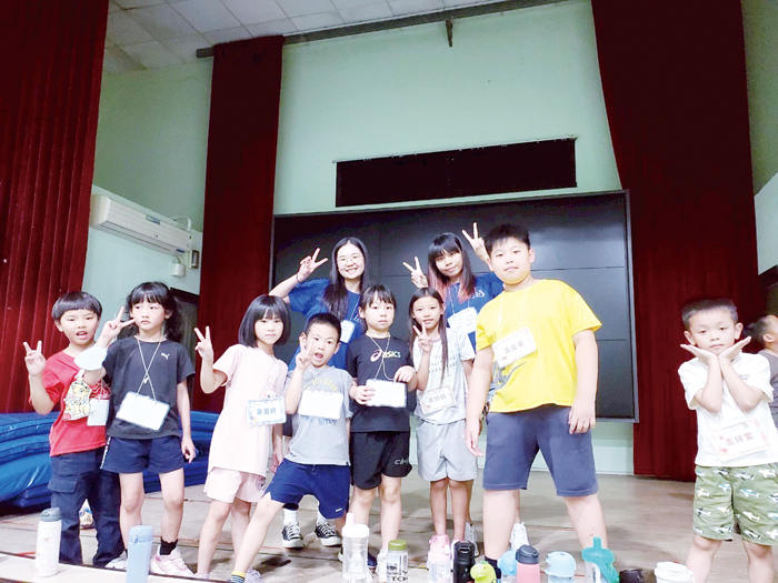 述美國小、清華大學師培中心攜手辦理暑期史懷哲營隊,學童在師培生的陪伴下,充實學科學習並在有趣的活動中滿載收穫。(述美國小提供)