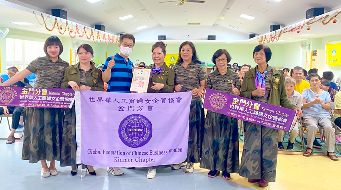 世界華人工商婦女企管協會金門分會捐贈休閒娛樂設備予福田家園，福田家園主任回贈感謝狀致謝。（福田家園提供）