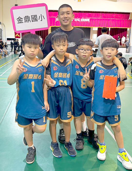 四位籃球小將合影。(金鼎官網提供)