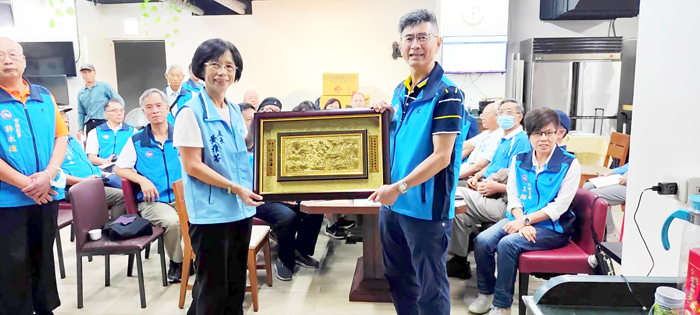 中華金門公共事務協進會召開第五屆第四次理監事會議,縣府社會處長黃雅芬代表縣長陳福海,特致贈匾額予黃怡凱理事長。(該會提供)