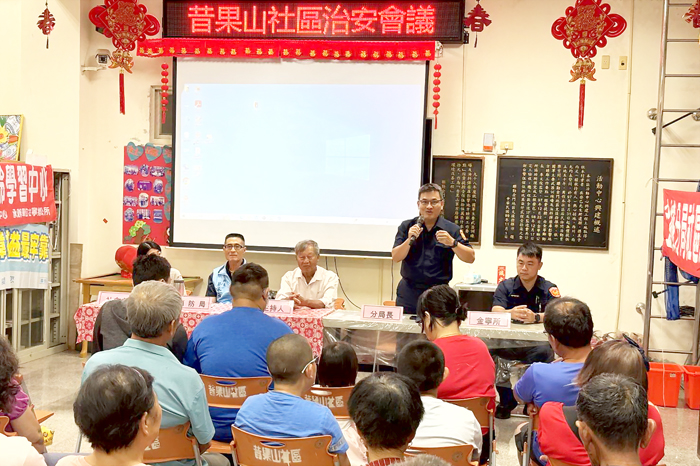 昔果山社區治安會議上,朱政憲分局長提醒大家,防詐關鍵在日常警覺;現場民眾也反應治安與交通的問題。(莊煥寧攝)