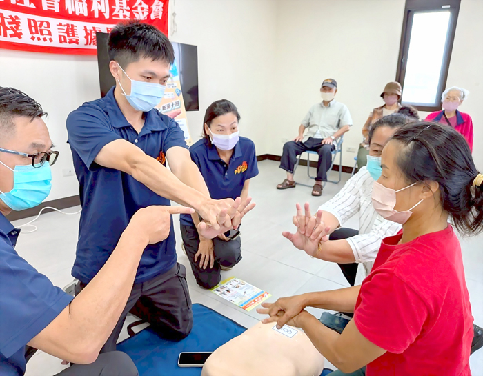 金湖消防分隊教官(左二)一對一指導如何操作「心肺復甦術(CPR)」,通譯人員(右二)在旁協助翻譯。(消防局提供)