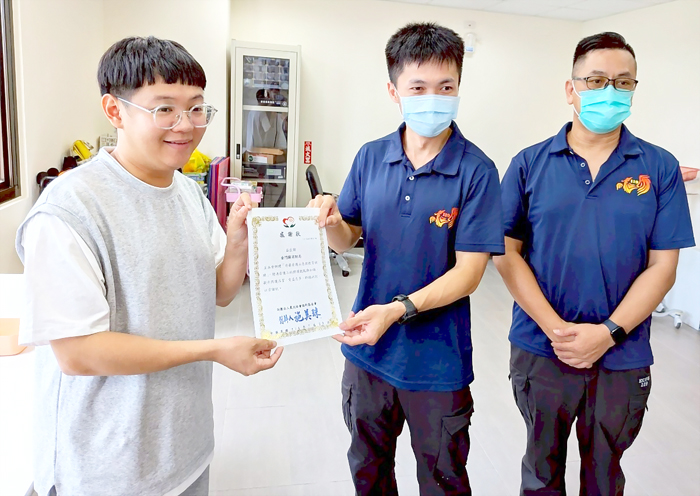晨光基金會致贈消防局感謝狀,表達對公部門積極投入社區安全教育的誠摯謝意。(消防局提供)