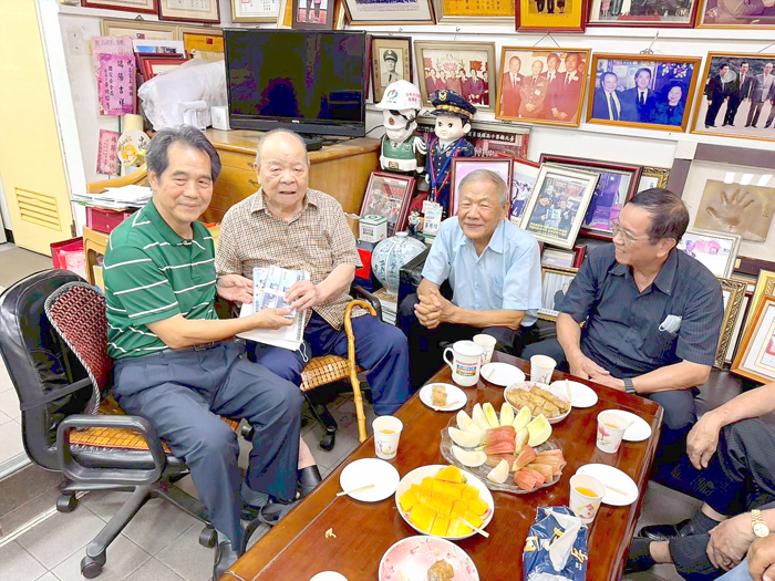 籌備會拜訪前中和市長呂芳煙,聽到金門要辦水陸法會,呂當場捐出三十萬元。
(該籌備會提供)