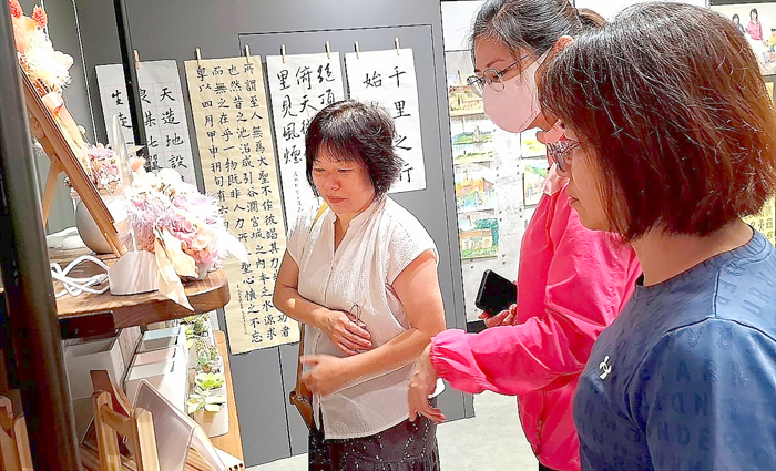 大同之家主任王麗娟(左一)參觀成果展。(蔡麗玉攝)
