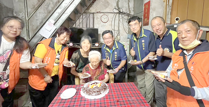 榮服處特別為高齡103歲的榮民李阿嬤舉辦溫馨慶生活動。(榮服處提供)