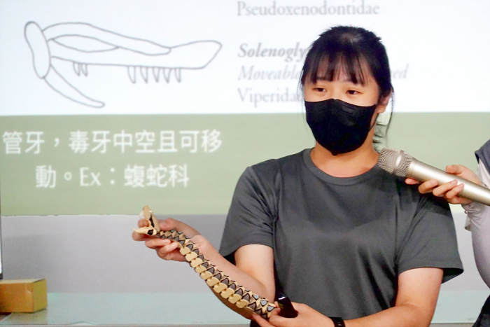 金門植物園日前辦理兩場講座，邀請獸醫師陳亭以及保育員劉芯慈到場分享金門蛇類救傷以及認識蛇類的世界等議題。（林務所提供）