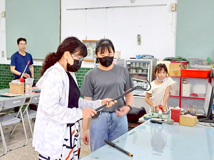 金門植物園日前辦理兩場講座，邀請獸醫師陳亭以及保育員劉芯慈到場分享金門蛇類救傷以及認識蛇類的世界等議題。（林務所提供）