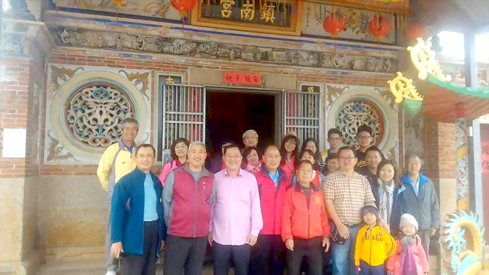 旅居馬來西亞的金僑企業家許明昌(前排左3),捐助新臺幣約30萬元給家鄉金門后沙鎮南宮作為奠安活動經費。(許明昌友人提供)