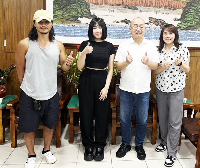 駐縣藝術家羅宇成(左一)、謝綺文(左二)拜會文化局長陳榮昌。(文化局提供)