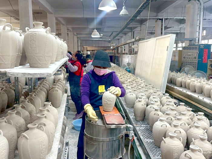 陶瓷廠員工作業情形。(陶瓷廠提供)