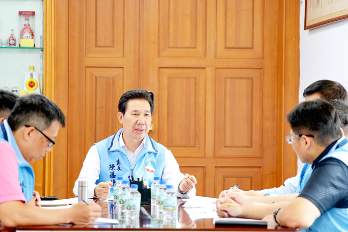 縣長陳福海主持專案會議,邀集相關單位研商陶瓷廠主題酒灌裝合作方向。(薛子軒攝)