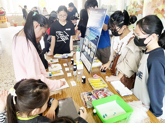 我「鍆」用科學環遊世界永續在地深耕課程,參與者認真學習。(金門高中提供)