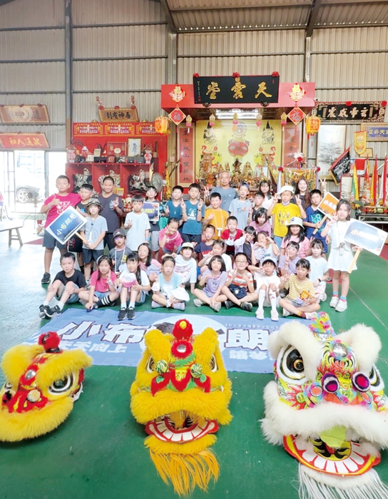 地區安親班參訪天震堂後合影。(天震堂提供)
