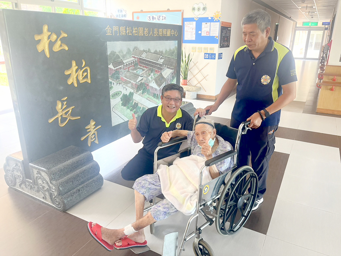 劉信義處長陪同陳阿嬤入住松柏園,阿嬤滿意比讚。(榮服處提供)