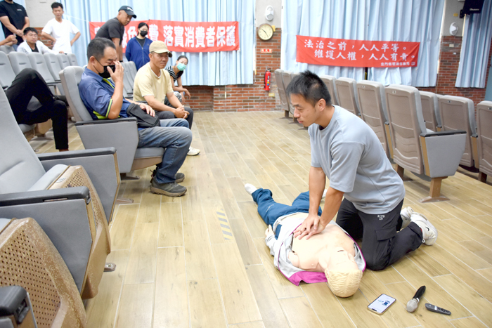 金門縣環保局舉辦「急救人員安全衛生在職教育訓練」，邀請金城消防分隊講師講解內容涵蓋理論與實作。（莊煥寧攝）