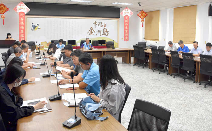 金門縣政府召開114年度學生水域安全會報會議，由代理秘書長張瑞心主持。（縣府提供）
