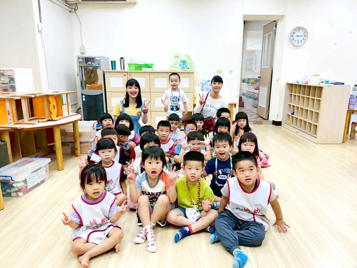 金城幼兒園幼童藉由「繪本教學」與「藝術治療」為橋樑進行生命教育。(該中心提供)