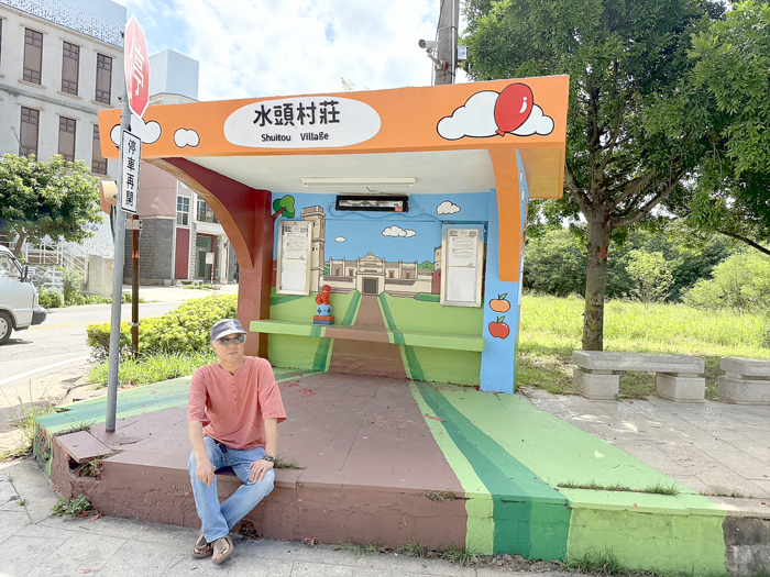 金門水頭村莊的舊式公車候車亭,近日在陶藝大師王明宗的巧手彩繪下煥然一新,搖身一變成為結合在地文化與藝術創意的全新亮點。(王明宗提供)