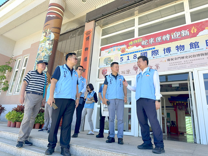 縣長陳福海聽取文化局簡報說明博藝館未來整建計畫的整合方向。(薛子軒攝)