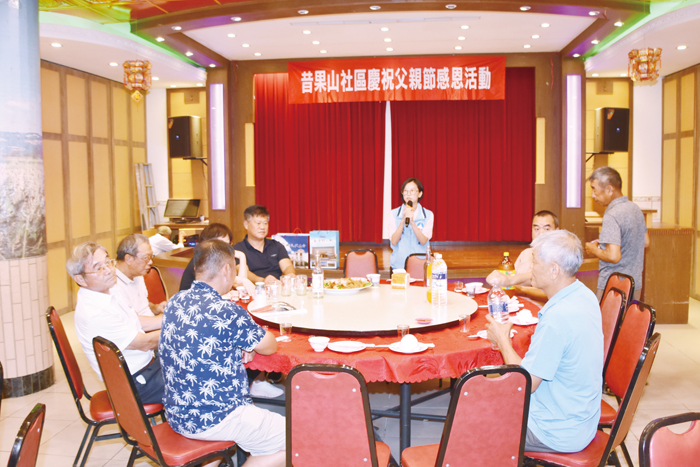 昔果山社區舉辦「父親節感恩聯誼活動」,邀請社區父親與來賓共聚一堂,縣府社會處副處長王茲繐、金寧鄉長楊忠俊、代表會主席黃文欣等貴賓到場向全體父親們獻上誠摯祝福與敬意。(莊煥寧攝)
