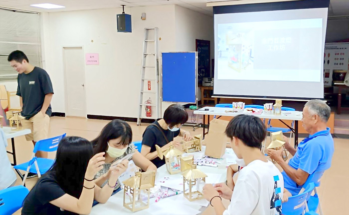 無形資產普渡燈製作。(文化局提供)