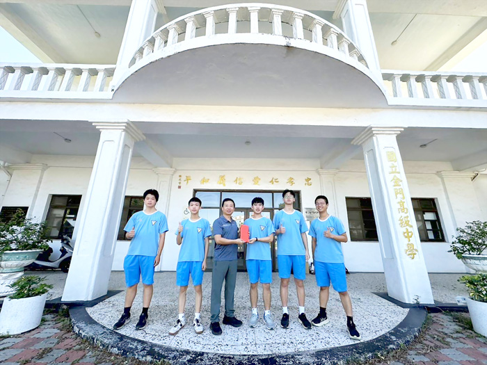 鼓勵學生闖入智慧鐵人決賽,金中家長會長洪長享(左三)致贈程儀。(金門高中提供)