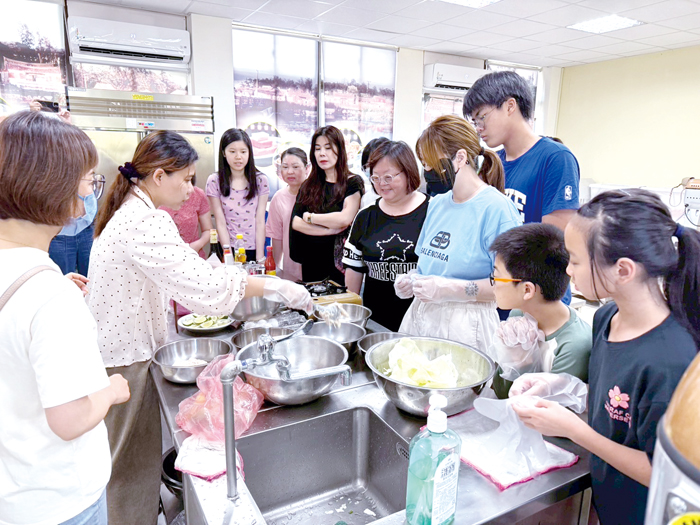 新住民家庭服務中心辦理「舌尖上的家鄉味」家庭共學活動。(社會處提供)