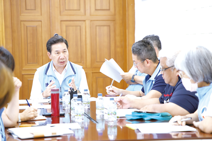 縣府召開「學校無障礙設施配置研商會議」,邀集相關單位,就無障礙電梯、廁所等校園設施的規劃配置進行跨局處討論。(薛子軒攝)