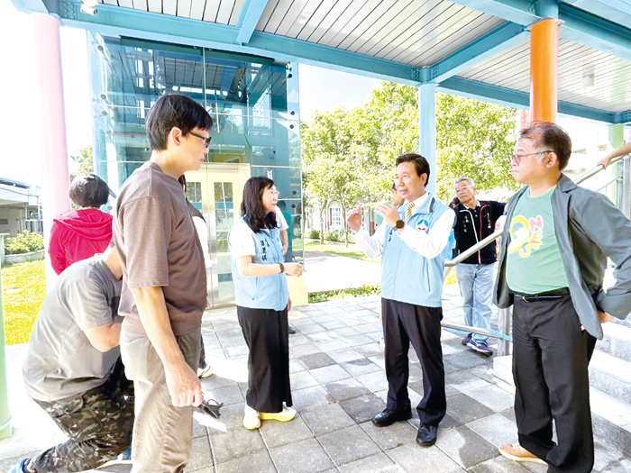 縣長陳福海視察校園的無障礙設施配置情形。(縣府提供)