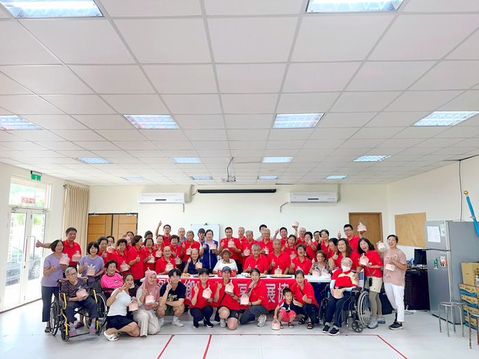 西方社區發展協會慶祝父親節活動，烈嶼鄉長洪若珊到場祝福社區爸爸父親節快樂。（西方社區提供）