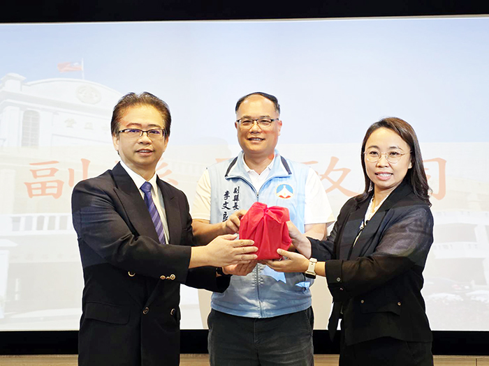 金門高中校長昨日舉行交接典禮，新任校長鄭青青（右）自原任校長許自佑（左）手中接下印信。
（許峻魁攝）