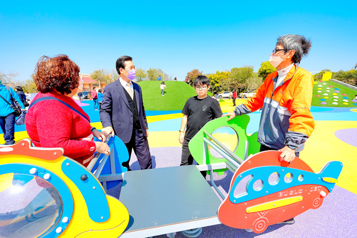 烈嶼鄉習山湖公園勇奪全國第二高票。縣長陳福海日前至習山湖公園視察，了解民眾的使用心得。（薛子軒攝）