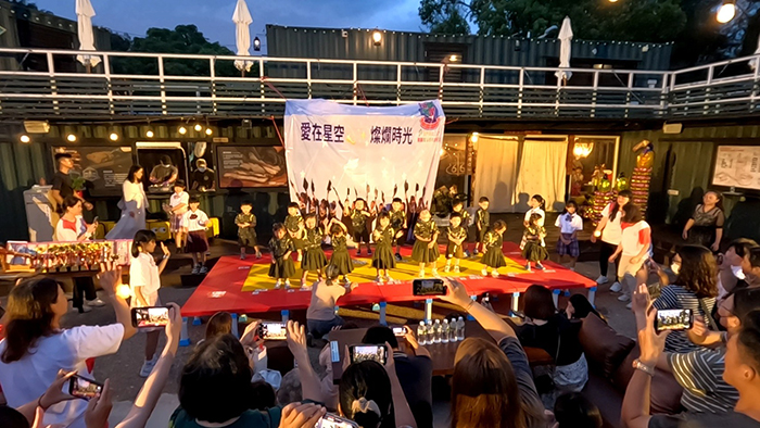 雅韻藝術學苑幼兒園今年畢業典禮暨夏令營成果展,首度移師到「柳營園區」的戶外場地,幼生才藝表演,家長們爭相拍照、錄像,記錄瞬間。(雅韻提供)