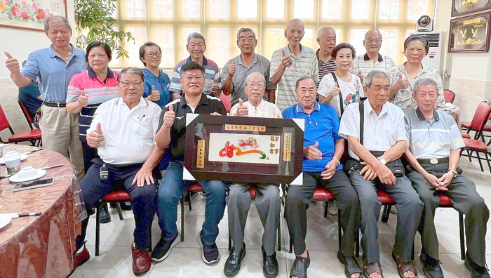 金寧鄉長感謝七位榮退的調解委員。
(鄉公所提供)