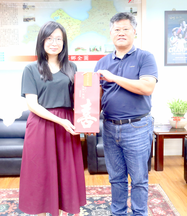 金寧鄉衛生所主任何玉婉拜會鄉長楊忠俊。(鄉公所提供)