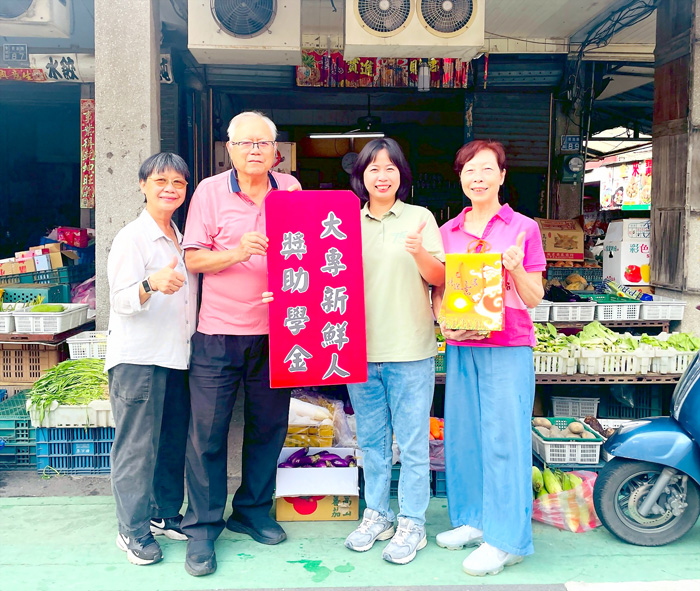 旅台鄉親李曉媛、海印寺分別捐款金門家扶中心「大專新鮮人獎助學金」,盼為弱勢學子提供穩定的支持與力量。(家扶中心提供、蔡麗玉攝)