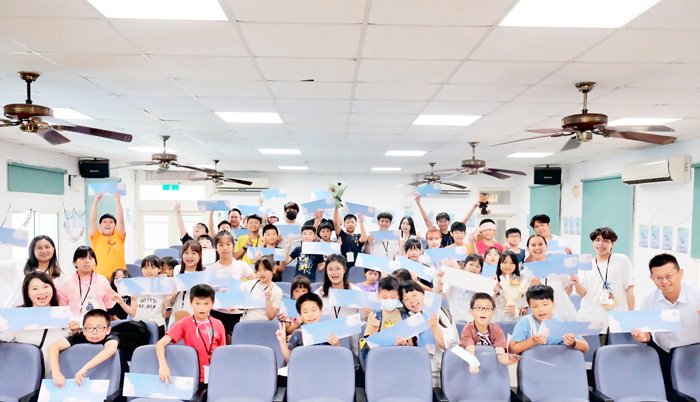 上岐國小第三屆「史懷哲夏令營」圓滿落幕，臺北市立大學史懷哲服務團隊和師生合影。（上岐國小提供）