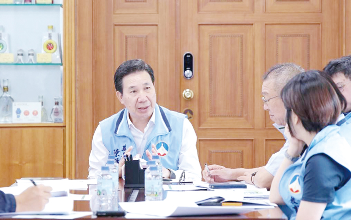 縣長陳福海召集縣政團隊，進行全縣教育與體育建設年中進度檢討。（薛子軒攝）