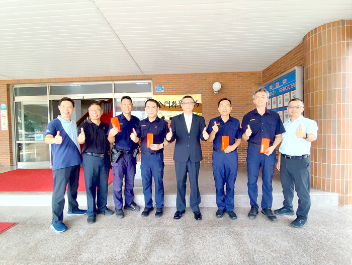縣警察局舉辦父親節慰勞活動，局長黃壬聰（右四）率同副局長汪大宇（左一）、主任秘書潘嘉旺（右一）、督察長吳俊德（左二）親自致贈「警察爸爸們」禮券賀節，表達感謝之意並合照。　 （縣警局提供）