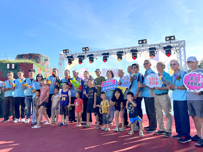 2025烈嶼親子童玩節在習山湖公園開幕,烈嶼鄉長洪若珊及來賓共同啟動活動。(許加泰攝)