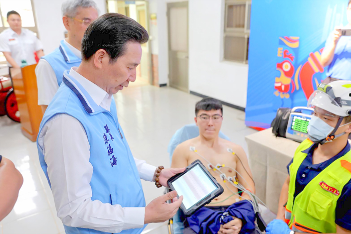 縣長陳福海關心金門消防弟兄的設備,多次前往消防局視察。(薛子軒攝)