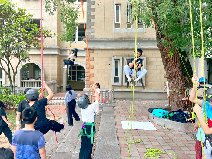 金門大學師生反毒教育宣導,還安排攀樹體驗,鼓勵接近大自然。(金大提供)